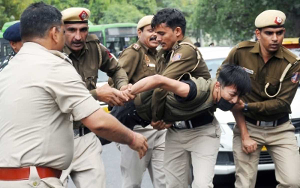 चीनी विदेश मंत्री की भारत यात्रा के विरोध में दूतावास के बाहर तिब्बतियों का विरोध प्रदर्शन, कई हिरासत में लिए गए चीनी विदेश मंत्री की भारत यात्रा के विरोध में दूतावास के बाहर तिब्बतियों का विरोध प्रदर्शन, कई हिरासत में लिए गए